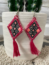 Cargar imagen en el visor de la galería, Diamond Embroidered Earrings
